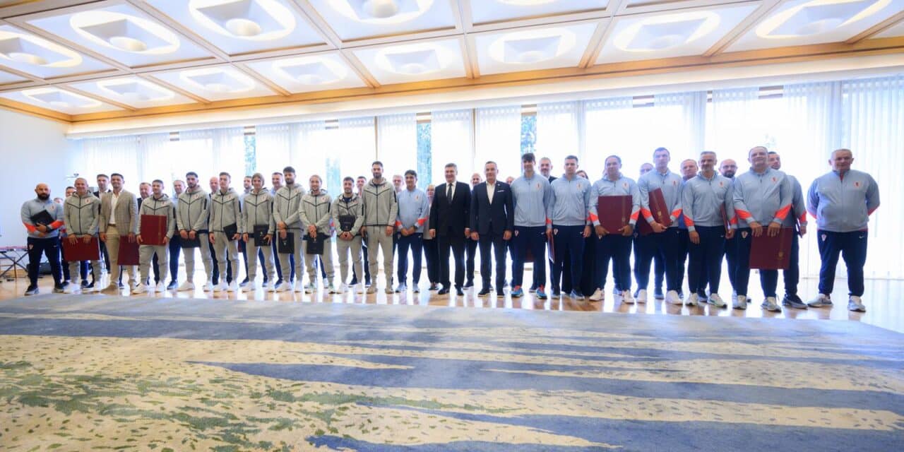 Zagreb: Predsjednik Milanović odlikovao hrvatske nogometne reprezentativce