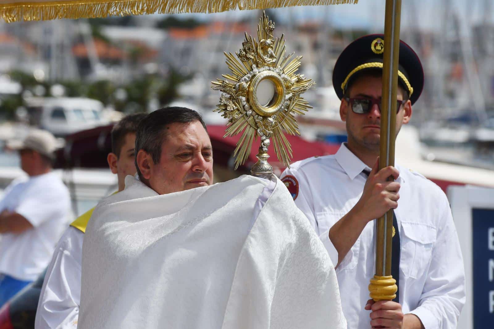 Vodice: Blagdan Tijelova u �upi Na�a�?a sv. Kri�a