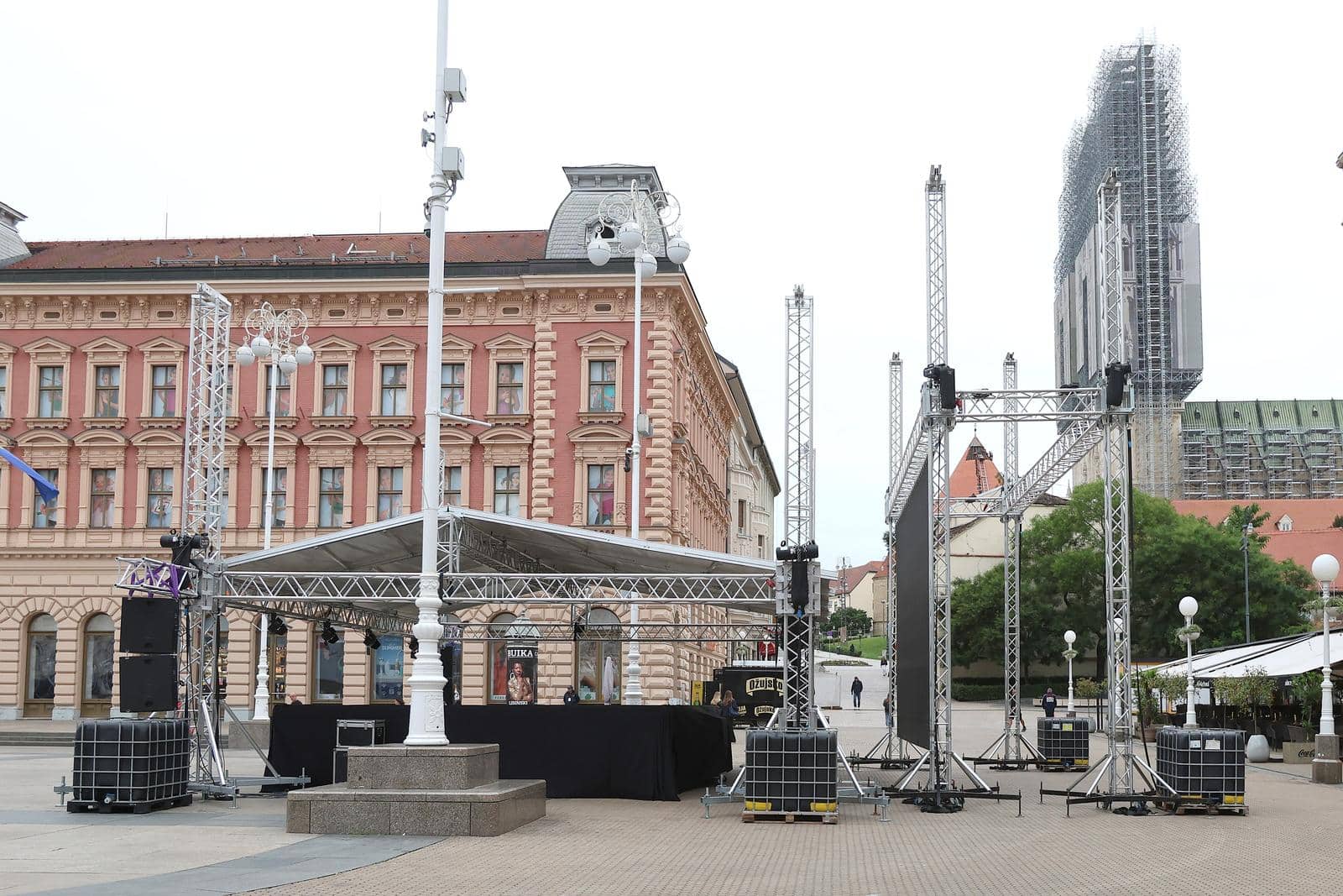 Zagreb: Priprema se navijačka zona na Jelačićevom trgu