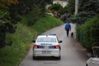 Policijski očevid u Susedgradu gdje je muškarac bez odjeće sjekirom oštetio nekliko automobila