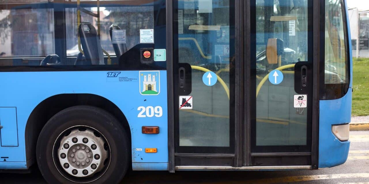 U autobusima postavljene zaštitne trake, ulazak putnika na stražnja vrata