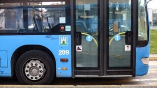 U autobusima postavljene zaštitne trake, ulazak putnika na stražnja vrata