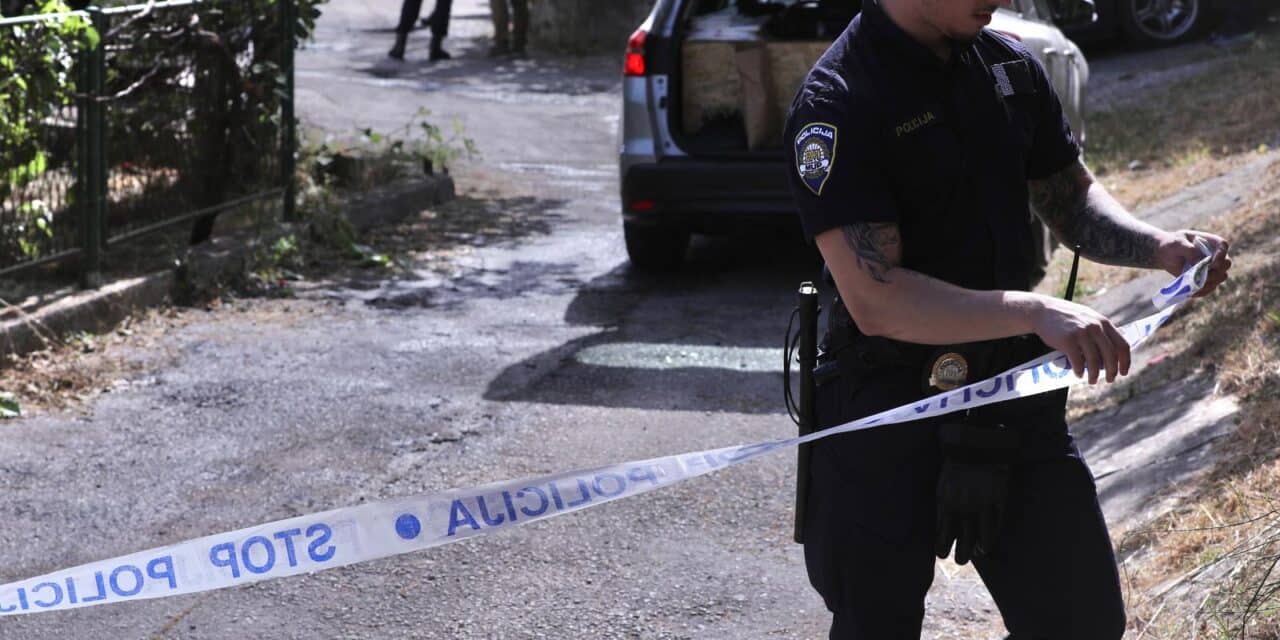 Split: U jutarnjim satima na Stinicama izbio požar koji je zahvatio dva vozila, jedno u potpunosti izgorjelo