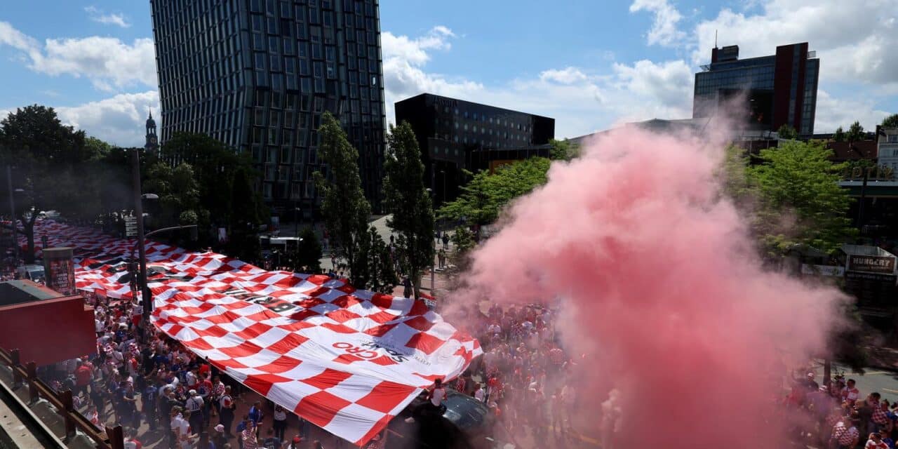 Najveća hrvatska navijačka zastava stigla u Hamburg, navijači oduševljeni