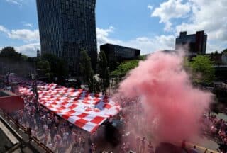 Najveća hrvatska navijačka zastava stigla u Hamburg, navijači oduševljeni