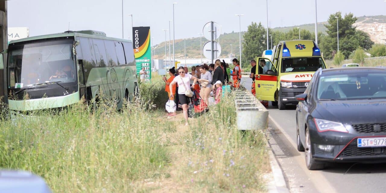 Na magistrali iz smjera Trogir-Split autobus ukrajinskih tablica sletio sa ceste