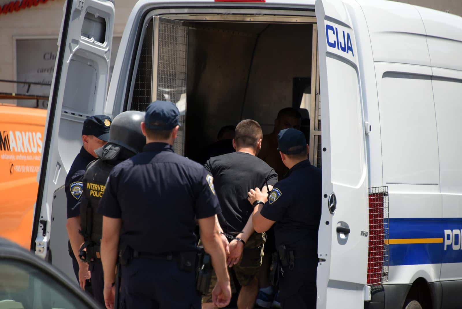 Pula: Novi poku�aj delo�acije iz Pore?anke, na policiju ba?en suzavac, uhi?eno nekoliko ljudi