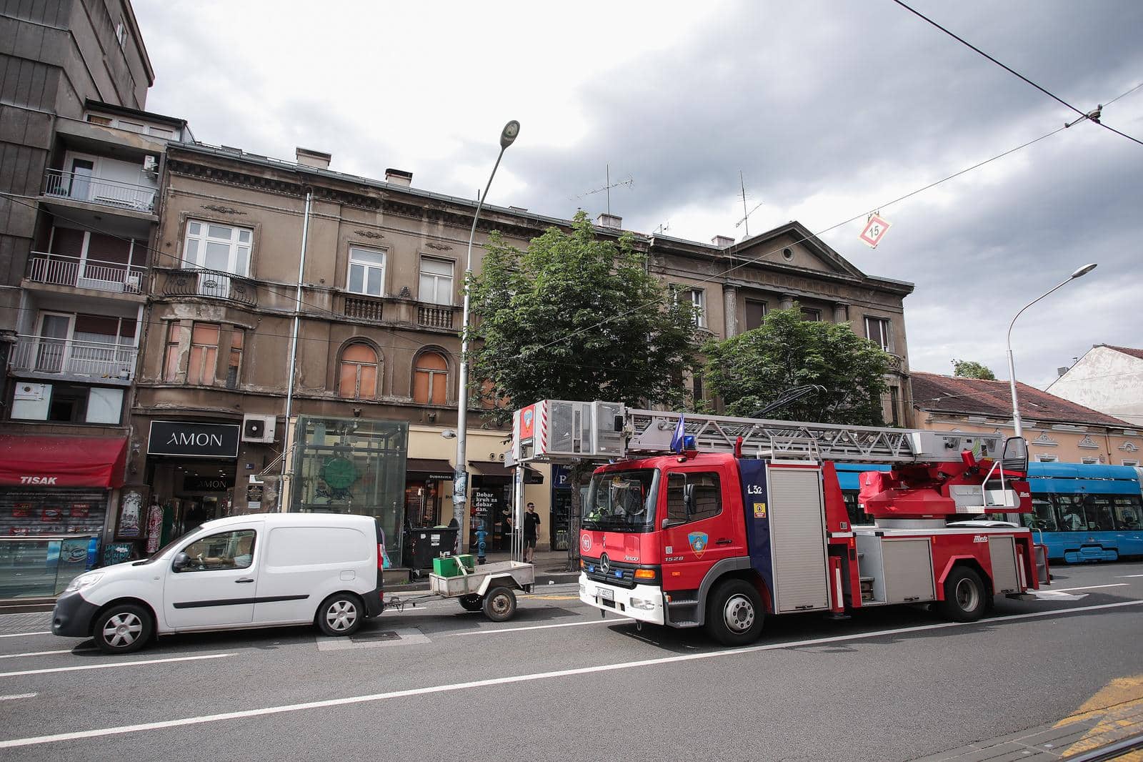 Zagreb: Vatrogasci otklanjaju posljedice oluje na Maksimirskoj cesti