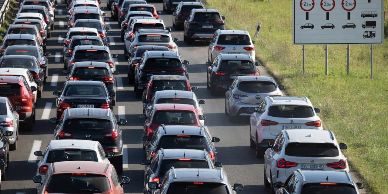 Zagreb: Srpanj započeo kilometarskom kolonom na NP Lučko u smjeru mora