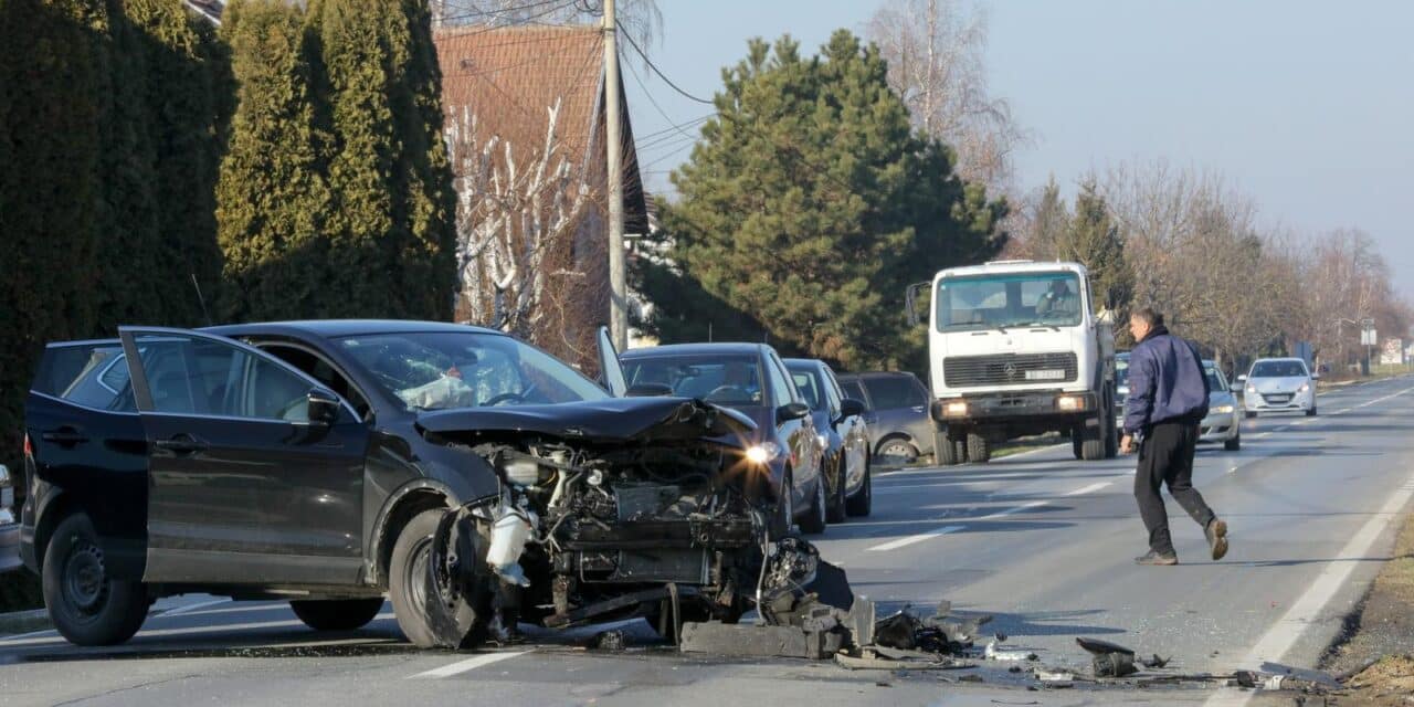 Osijek: U sudaru dvaju automobila jedan završio u kanalu uz cestu