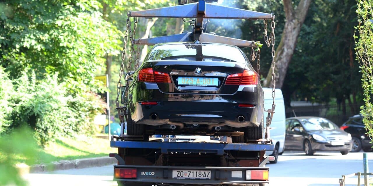 Zagreb: Djelatnici Zagrebparkinga uklanjaju nepropisno parkirano vozilo diplomatskih tablica