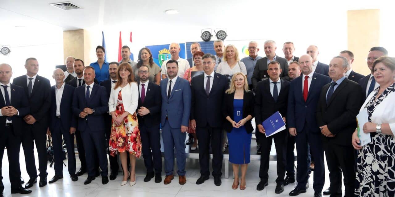 Sisak: Sastanak Vlade sa županima, predstavnicima Udruge gradova i Hrvatske zajednice općina