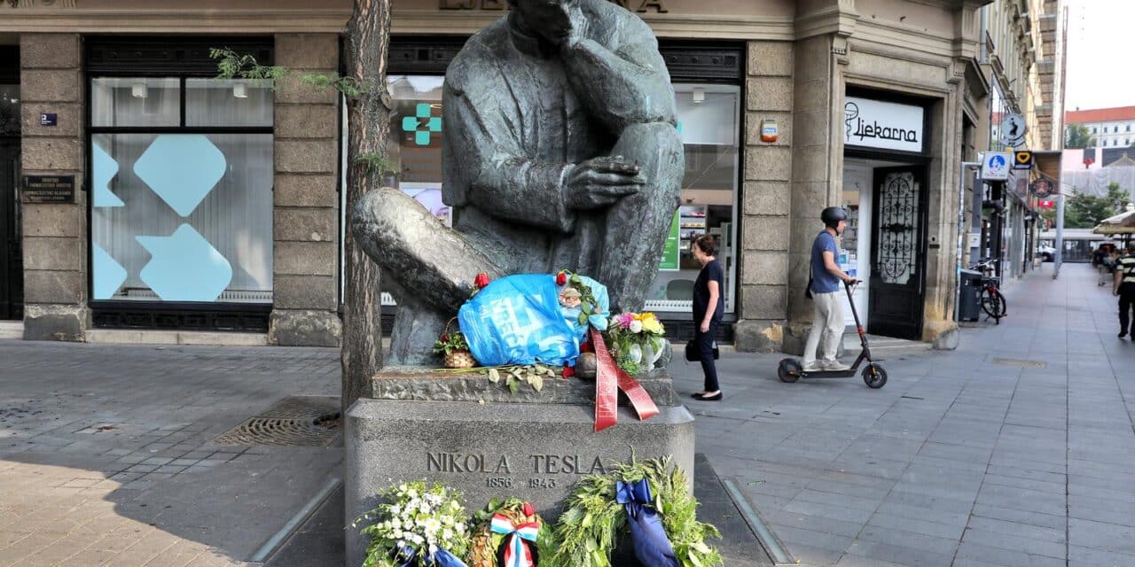 Zagreb: Spomenik Nikoli Tesli u centru grada osvanuo je “ukrašen” smećem