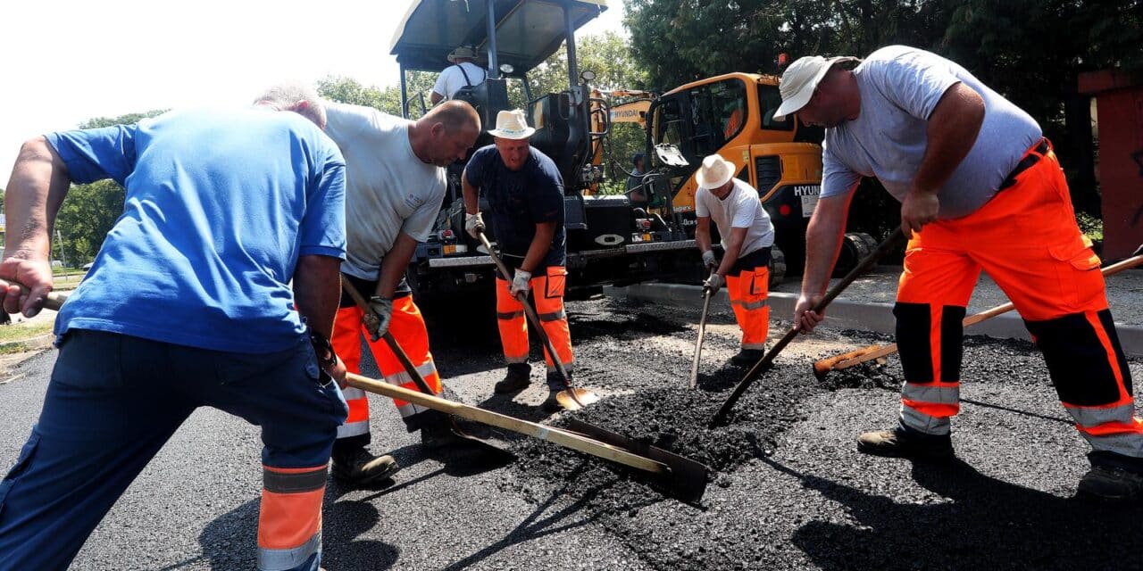 Zagreb: Unatoč visokim temperaturama radnici asfaltiraju ulicu u zagrebačkom naselju Središće