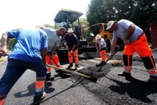 Zagreb: Unatoč visokim temperaturama radnici asfaltiraju ulicu u zagrebačkom naselju Središće