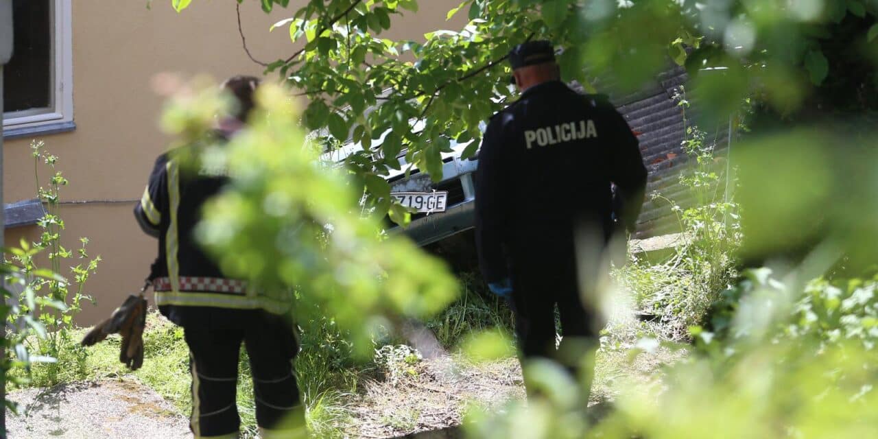 Zagreb: Automobilom probio ogradu i sletio u dvorište obiteljske kuće
