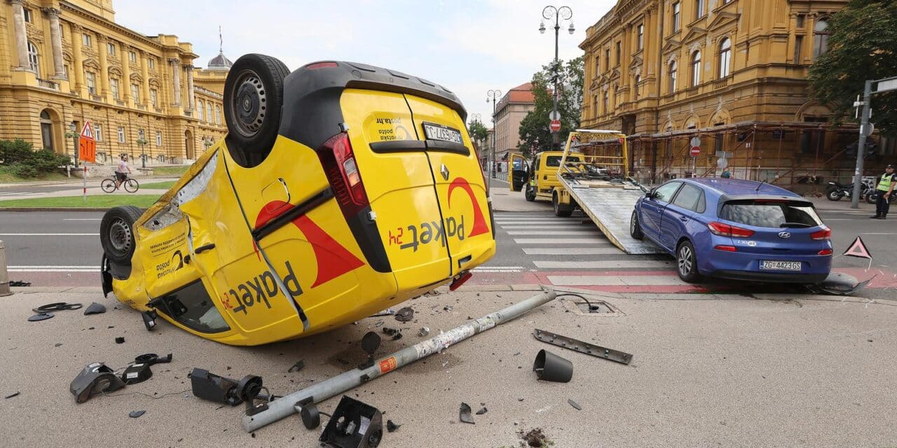 Zagreb: Tezak sudar kod HNK, postanski kombi zavrsio na krovu