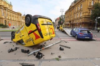 Zagreb: Tezak sudar kod HNK, postanski kombi zavrsio na krovu