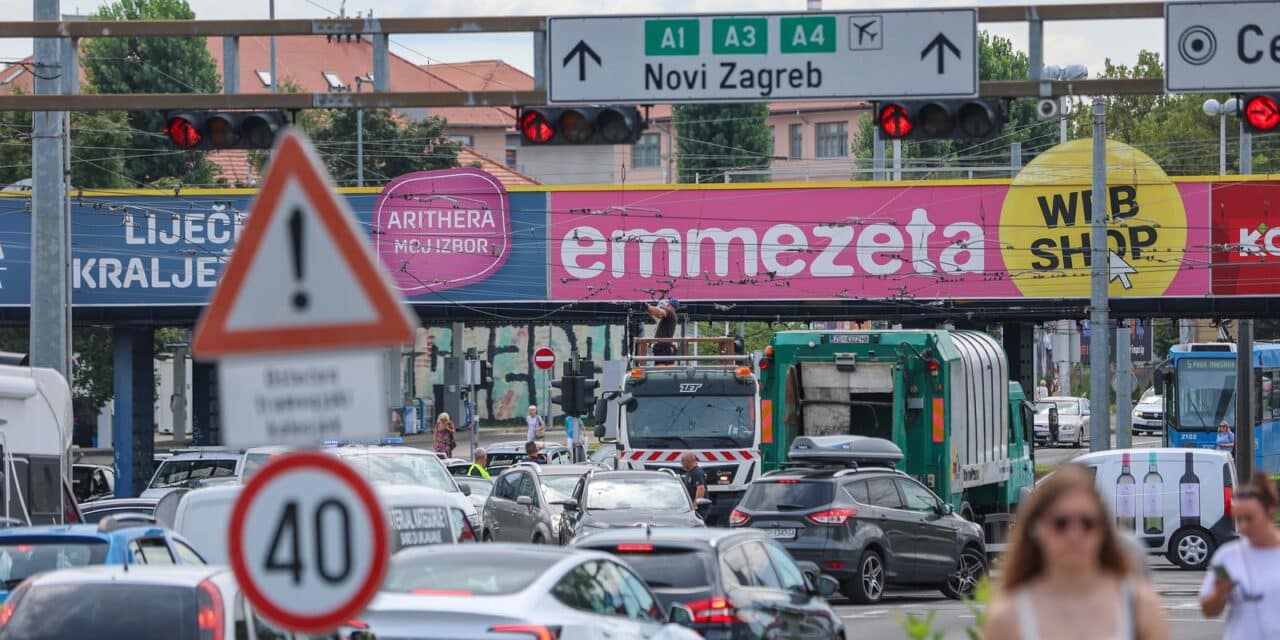 Zagreb: Kamion potrgao tramvajske žice  na uglu Branimirove i Držićeve