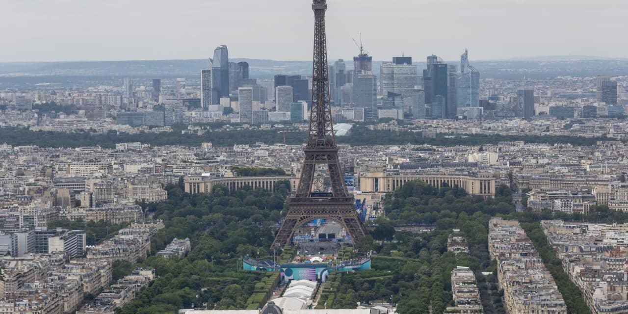 Panoramski pogled na Pariz sa Montparnasse nebodera visokog 210m metara