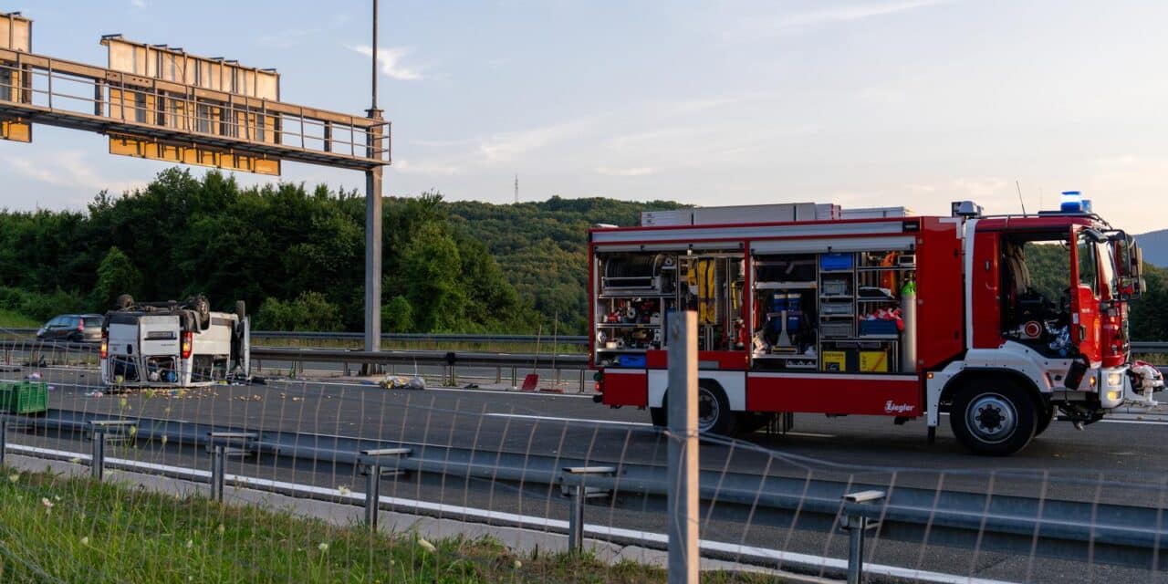 U prometnoj nesreći na A1 kod Otočca kombi i osobno vozilo završili na krovu