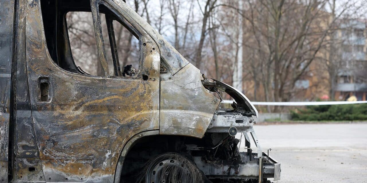 Zagreb: Na parkiralištu u Listopadskoj ulici izgorio kombi i oštetio još jedan auto