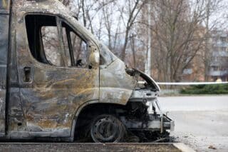 Zagreb: Na parkiralištu u Listopadskoj ulici izgorio kombi i oštetio još jedan auto