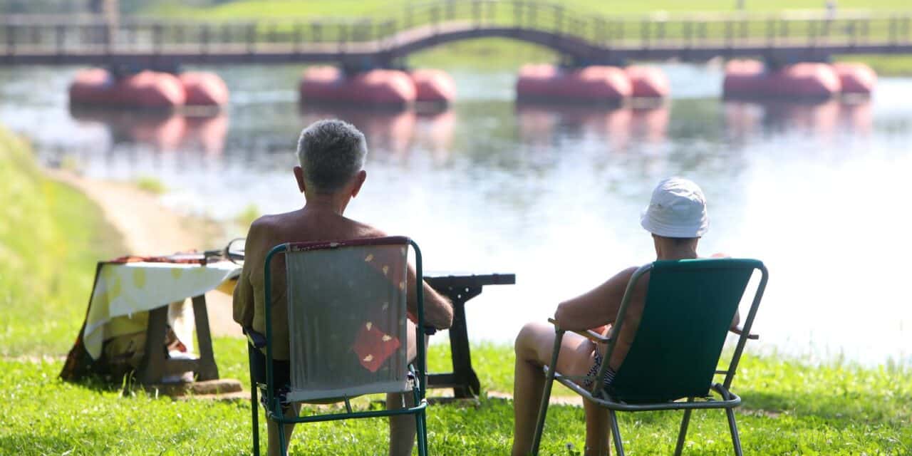 Karlovac: Umirovljenici na plaži uz rijeku Koranu uživaju u hladovini