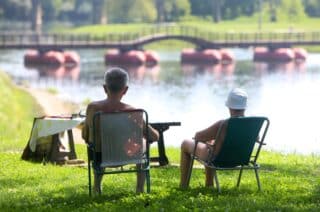 Karlovac: Umirovljenici na plaži uz rijeku Koranu uživaju u hladovini