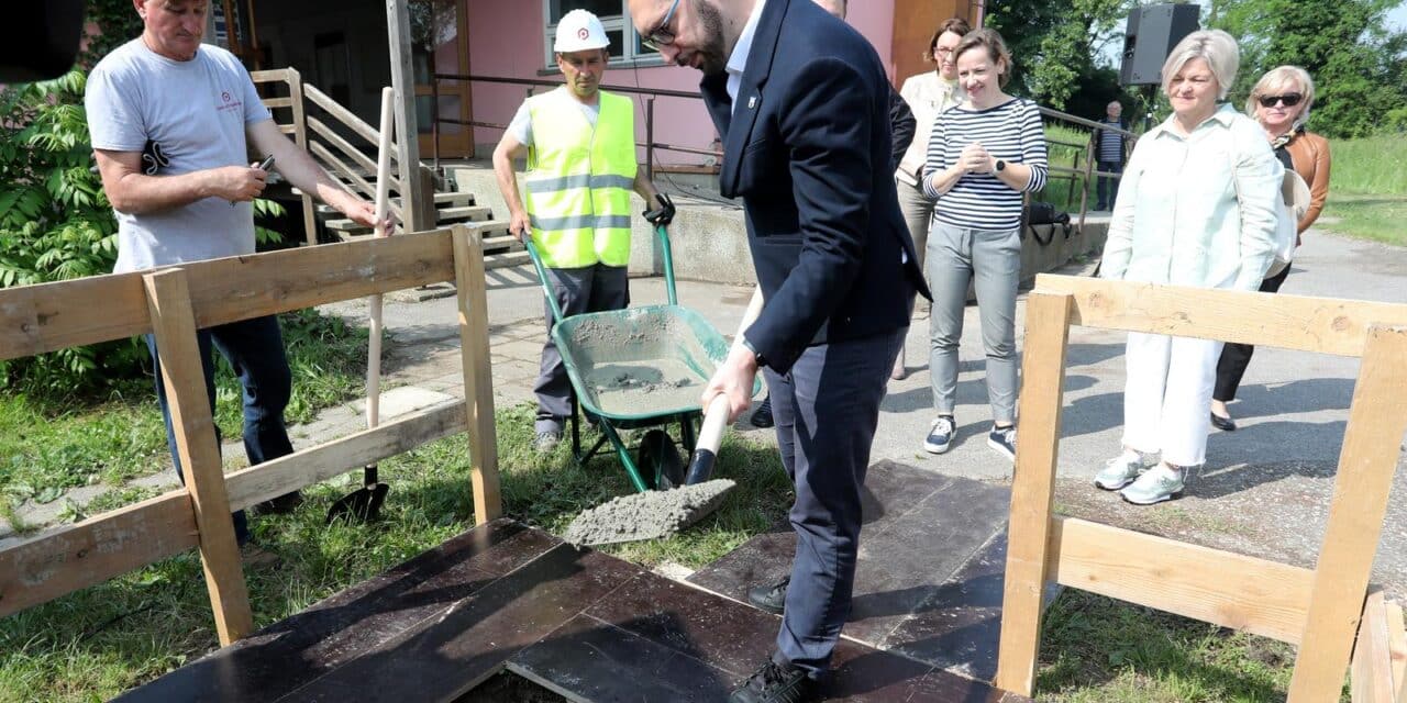 Zagreb: Gradonačelnik Tomašević položio kamen temeljac nove škole u Jakuševcu