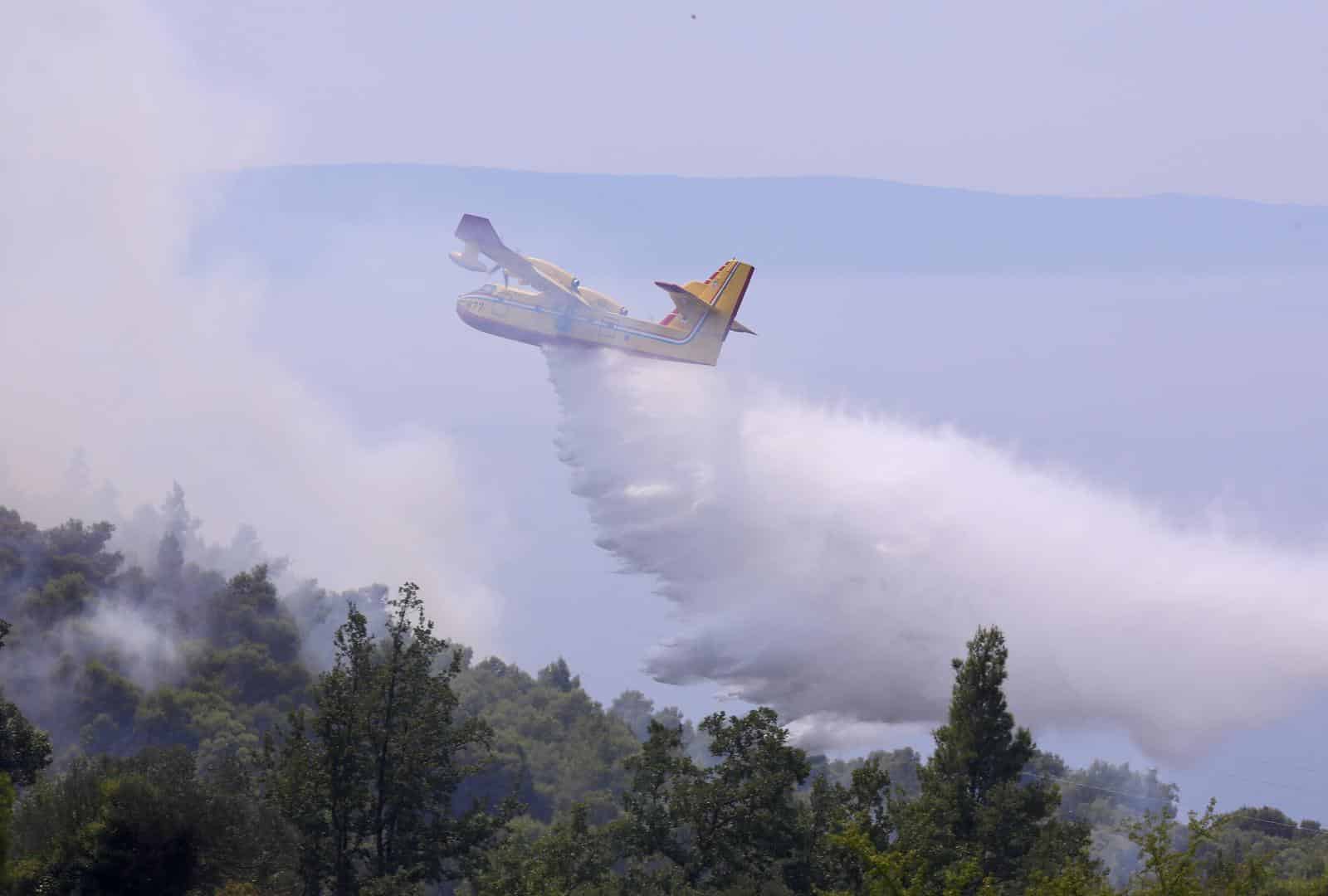 Tučepi: Vatrogascima na terenu pomažu i kanaderi