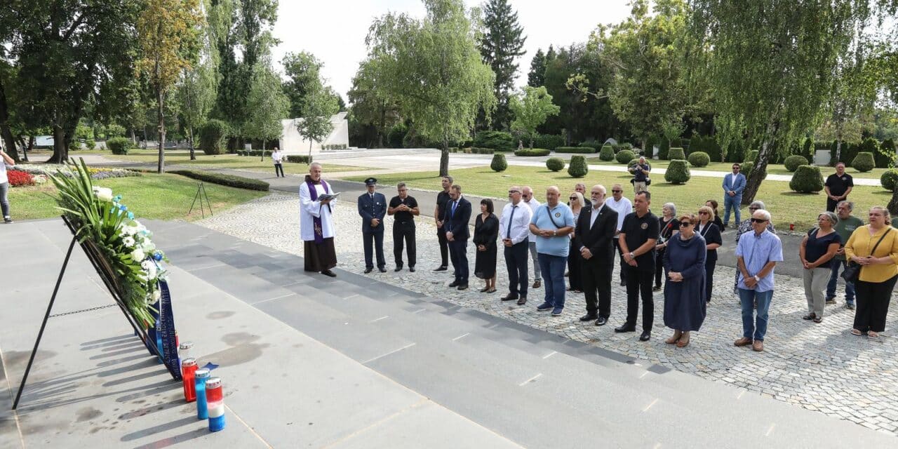 Zagreb: Izaslanstvo Grada Zagreba polaže vijence povodom Dana pobjede i domovinske zahvalnosti
