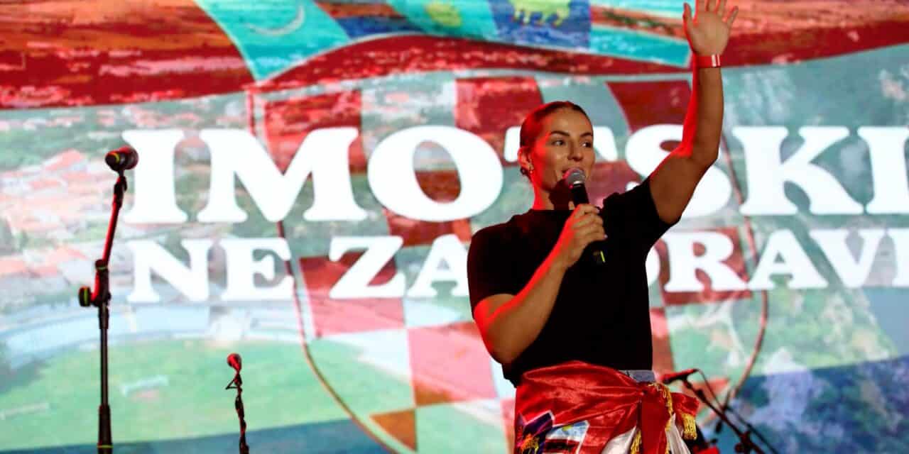 Zlatna Barbara Matić s bine pozdravila okupljene na koncertu u Imotskom
