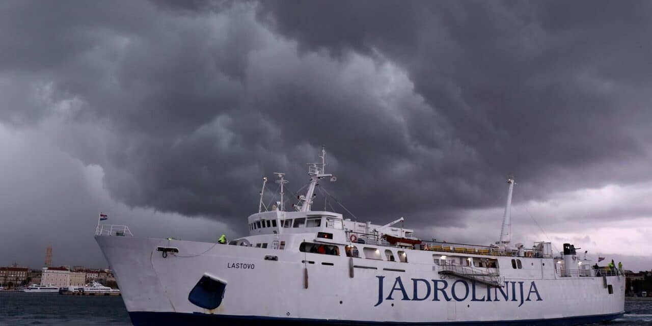 Split: Arhivske fotografije trajekta Lastovo čija je rampa usmrtila mornare u Malom Losšnju