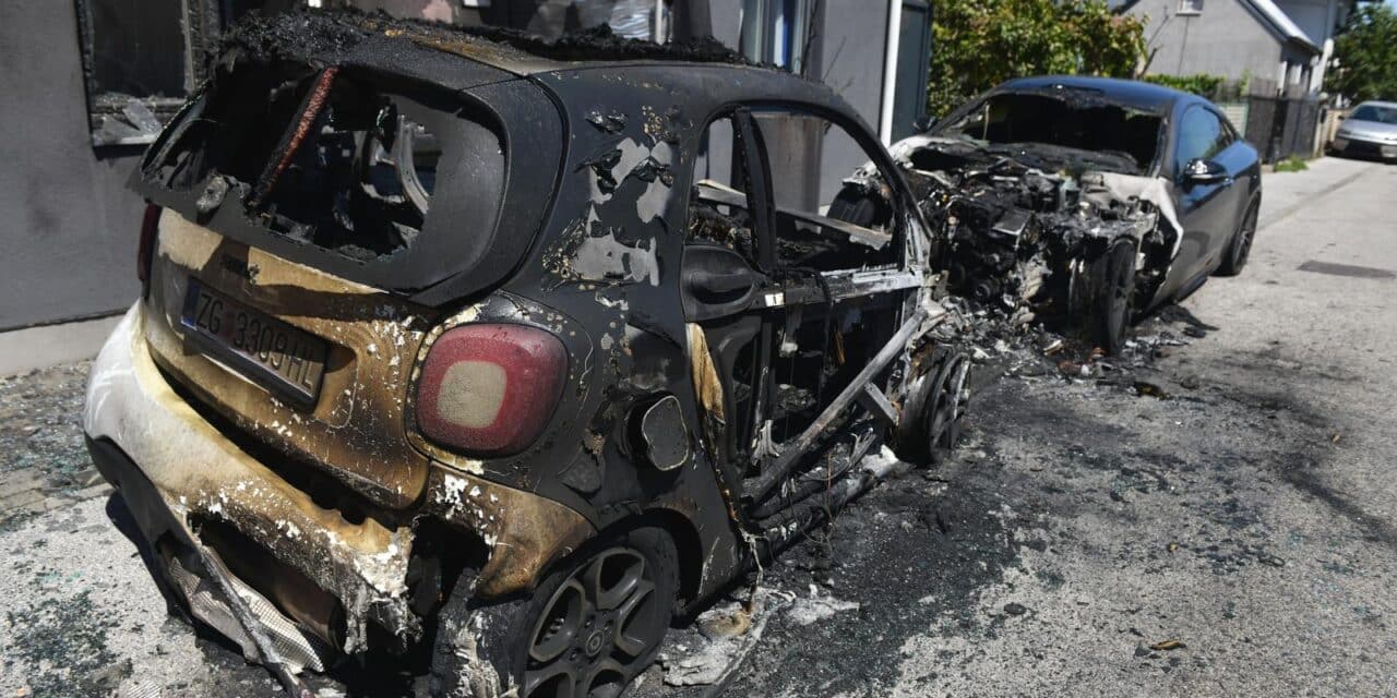 Zagreb: Na području Peščenice izgorjela su dva automobila, zapalio se i dio kuće