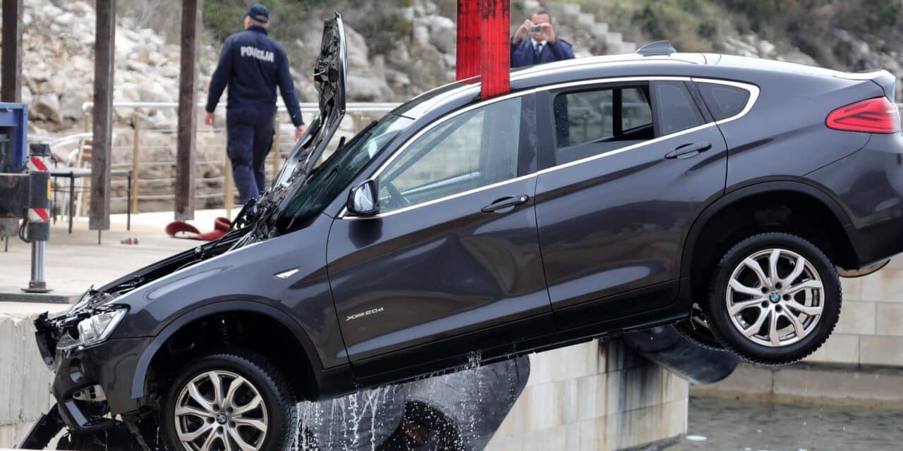 Iz mora izvučen automobil nakon tragedije u trajektnoj luci Prapratno