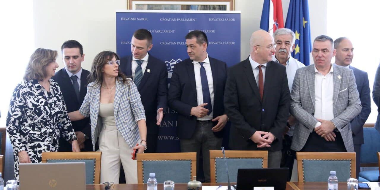 Zagreb: Okrugli stol Domovinskog pokreta “Ustani i ostani! Za opstojnost Hrvatske”