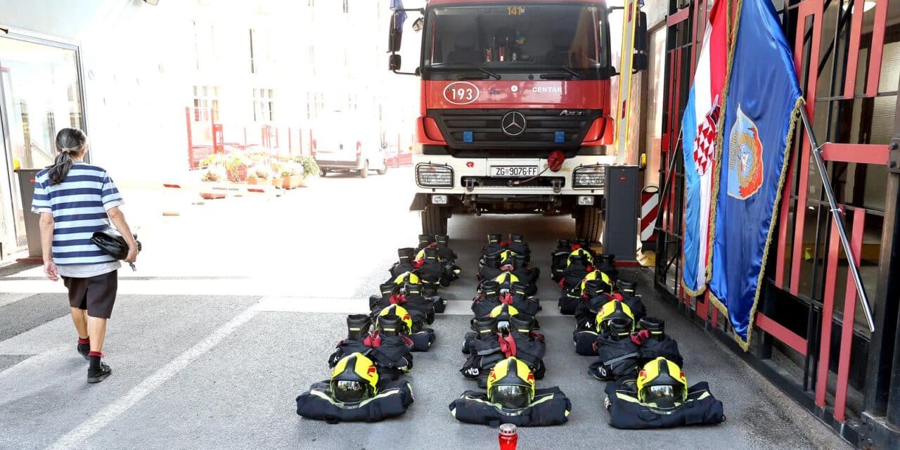 Zagreb:  JVP Zagreb odaje pocast kolegama poginulim u kornatskoj tragediji