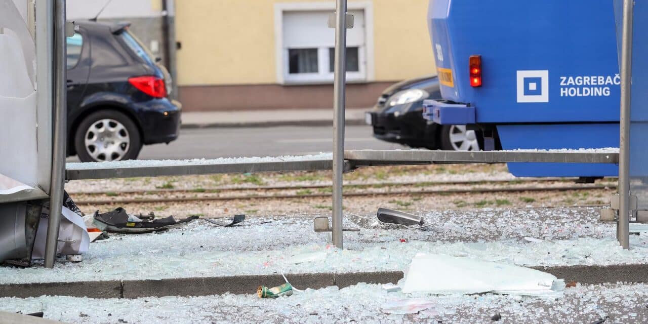Zagreb: Automobil udario u tramvajsku stanicu