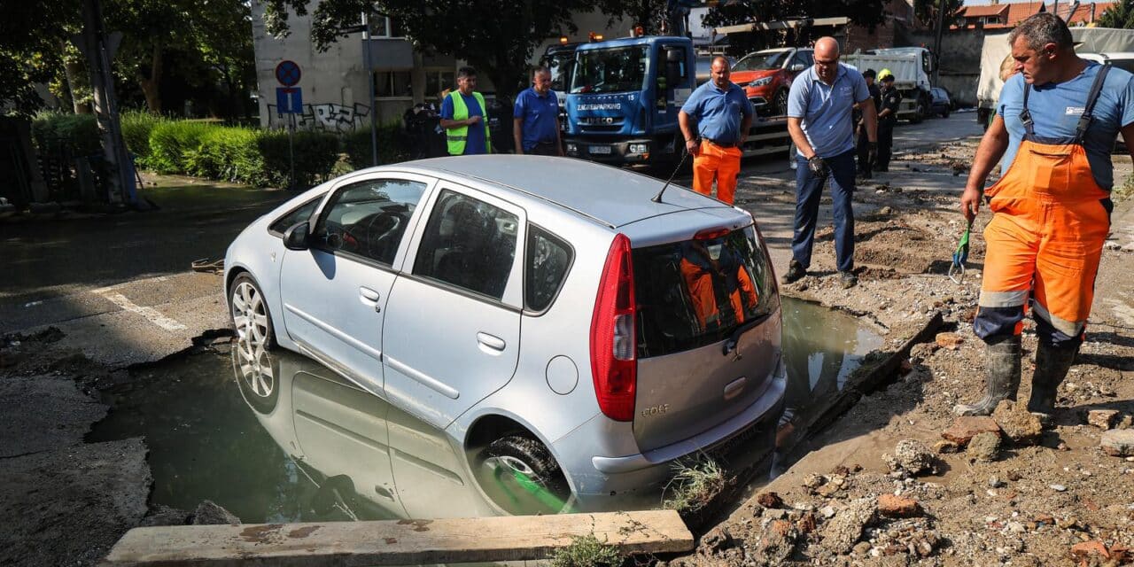Zagreb: Zbog puknuća vodovodne cijevi na Trešnjevci parkirani automobili propali kroz asfalt
