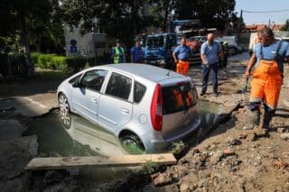 Zagreb: Zbog puknuća vodovodne cijevi na Trešnjevci parkirani automobili propali kroz asfalt