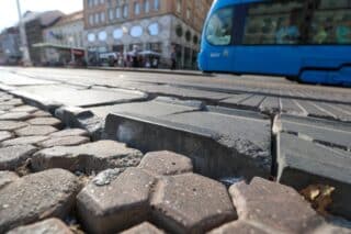 Zagreb: Katastrofalno stanje tramvajske pruge i ploča u samom središtu grada