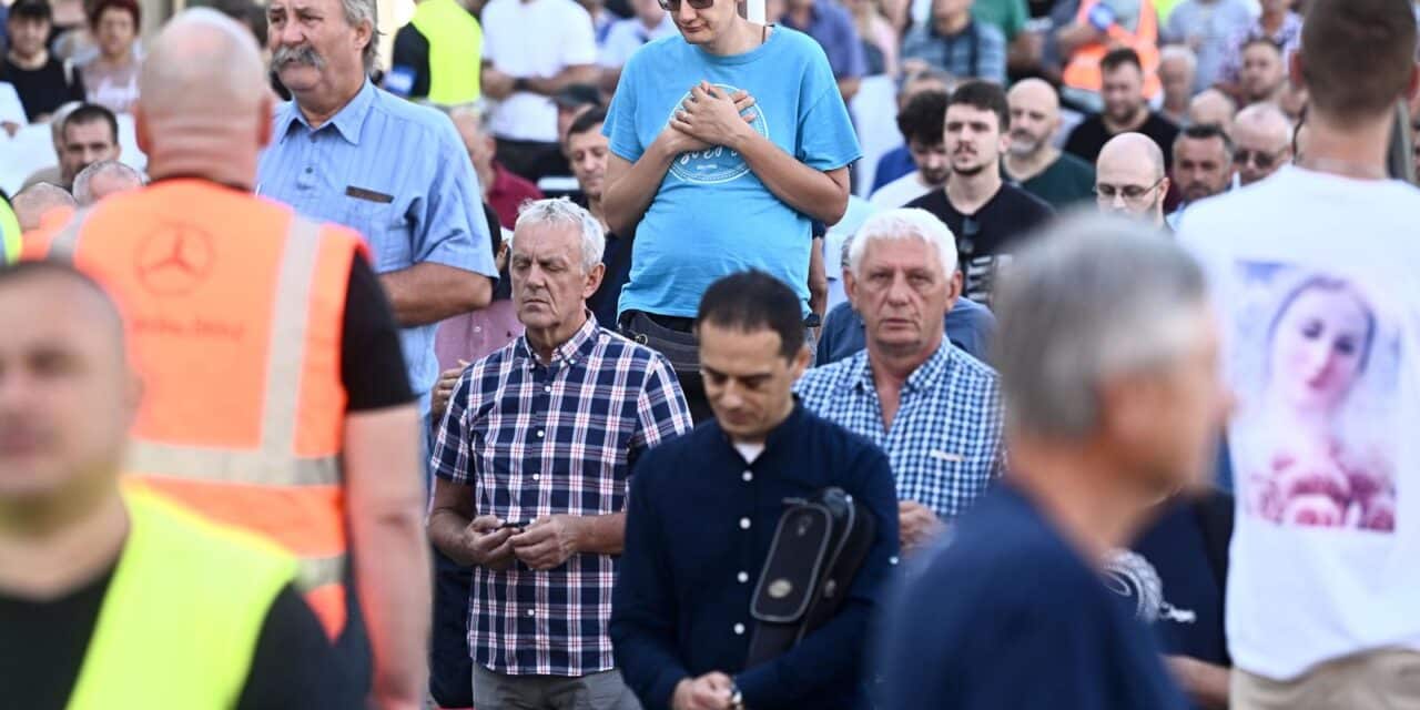 Zagreb: Muška molitva krunice na glavnom gradskom trgu uz jake policijske snage