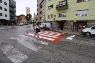 Zagreb: Ispred škole na Sv. Duhu nedovršena zebra prvog dana škole