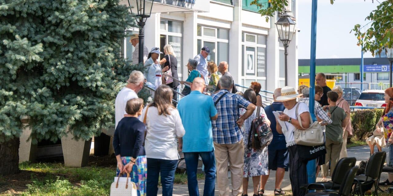 Zagreb: Gužva ispred Gradske plinare Zagreb