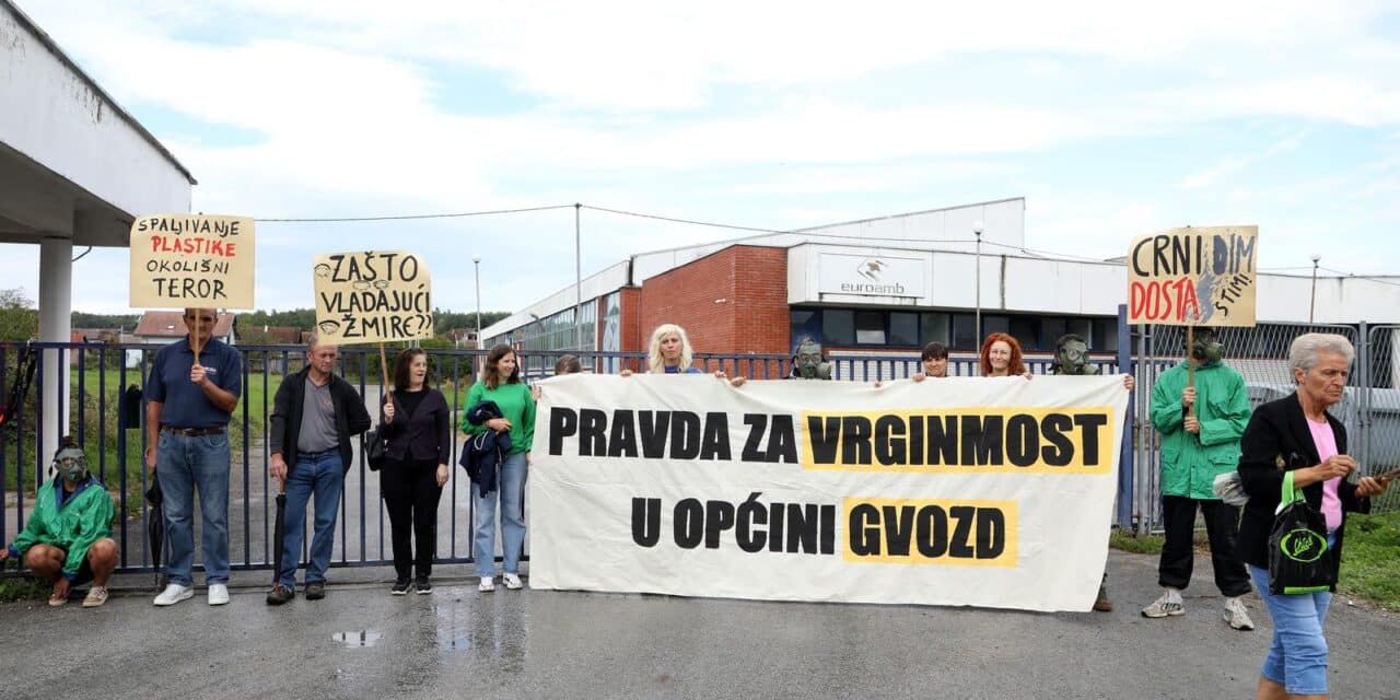 Vrginmost: Prosvjednici lokotima i lancima zaključali ulaz u tvornicu plastike