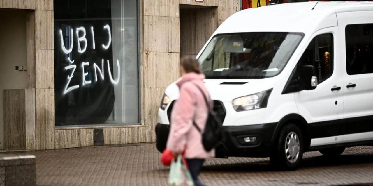 Zagreb: Potresni grafit “Ubij ženu” na jednom od izloga na glavnom gradskom Trgu