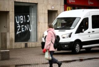 Zagreb: Potresni grafit “Ubij ženu” na jednom od izloga na glavnom gradskom Trgu