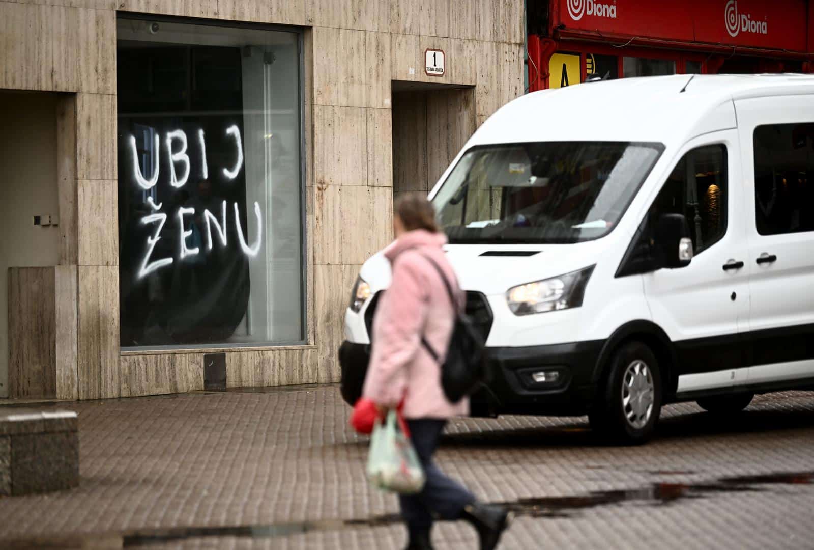 Zagreb: Potresni grafit “Ubij ženu” na jednom od izloga na glavnom gradskom Trgu