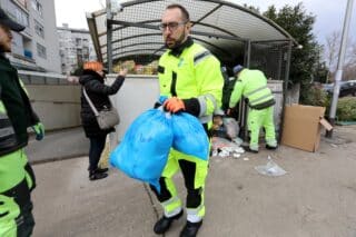 Zagreb: Gradonačelnik Tomašević s radnicima Čistoće skupljao nakupljeni otpad